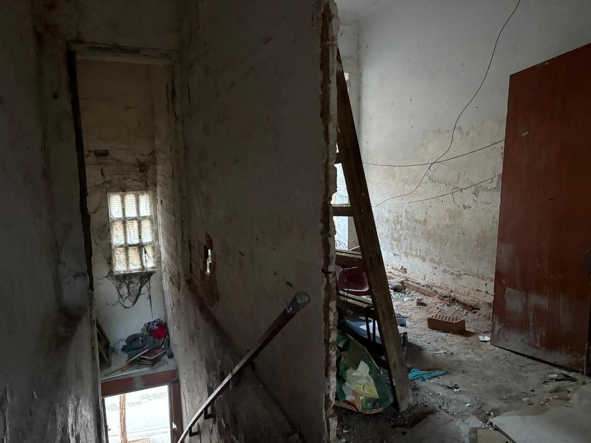 Interior del edificio desalojado por riesgo de ruina por el Ayuntamiento de Badalona