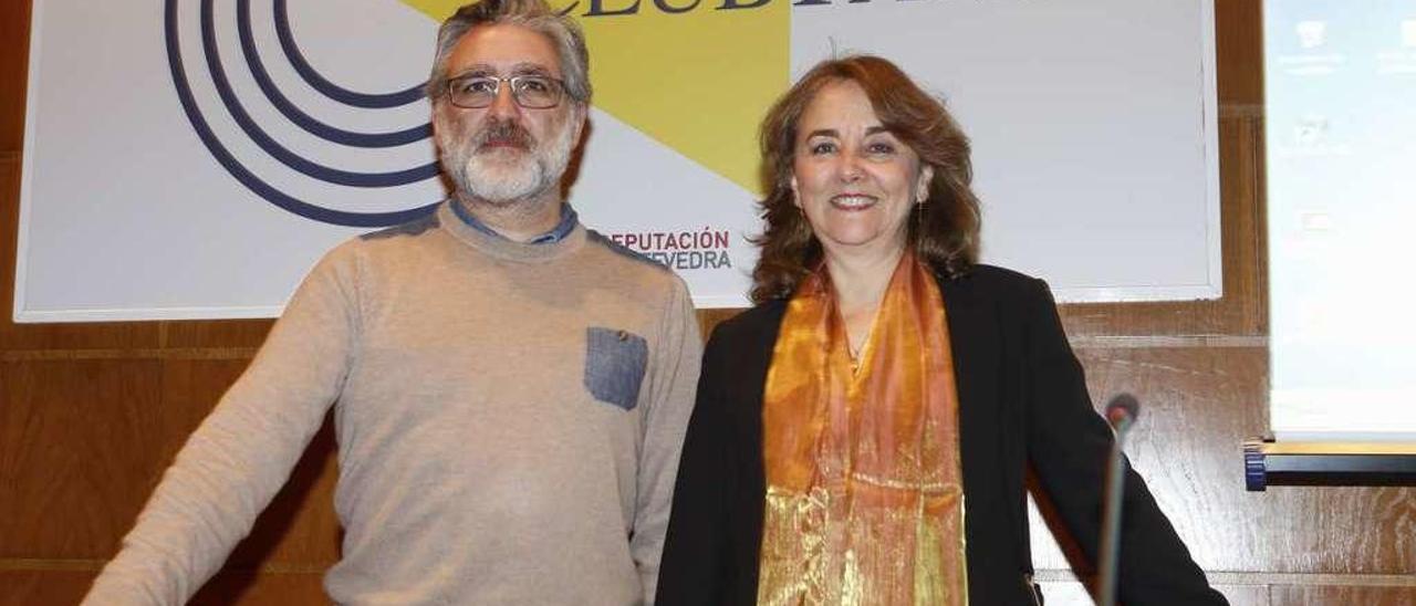 Adela Muñoz Páez fue presentada por Teo Palacios en el acto del Club FARO. // Ricardo Grobas