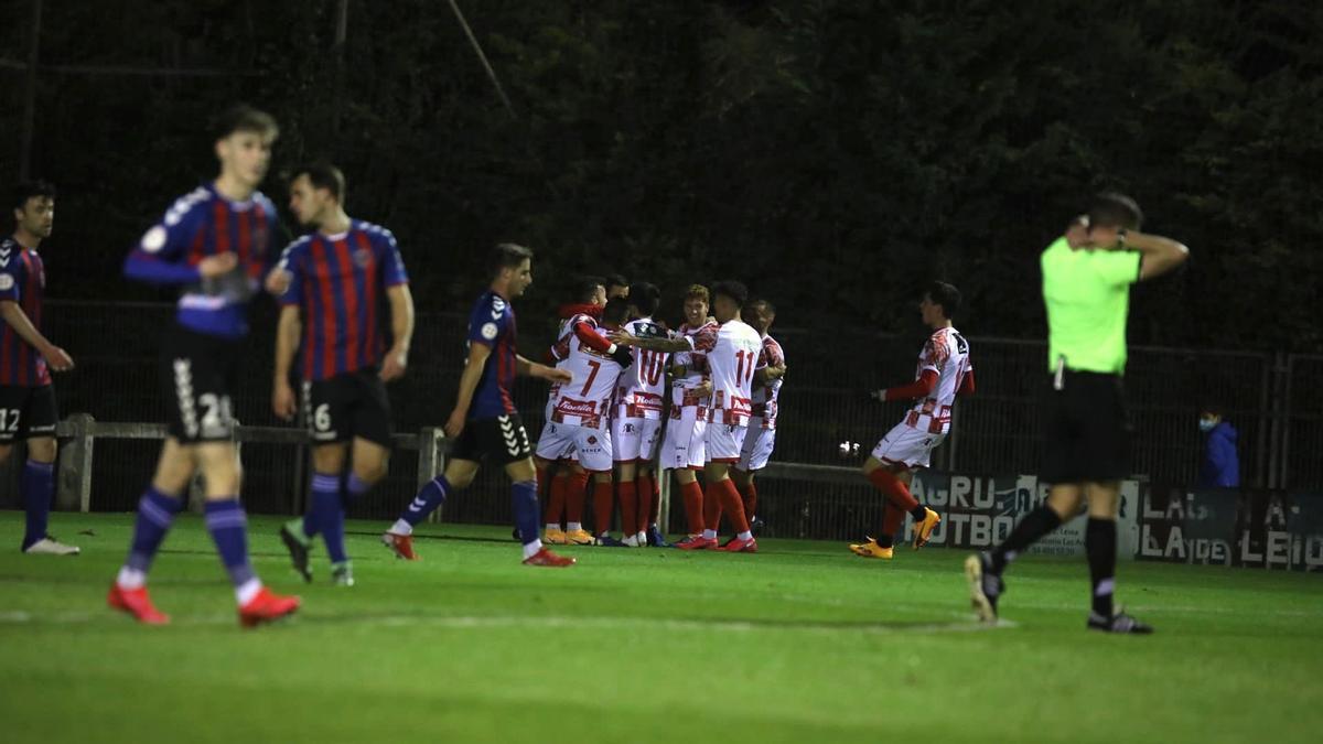 Los jugadores del Guijuelo celebran el segundo gol ante el Leioa.