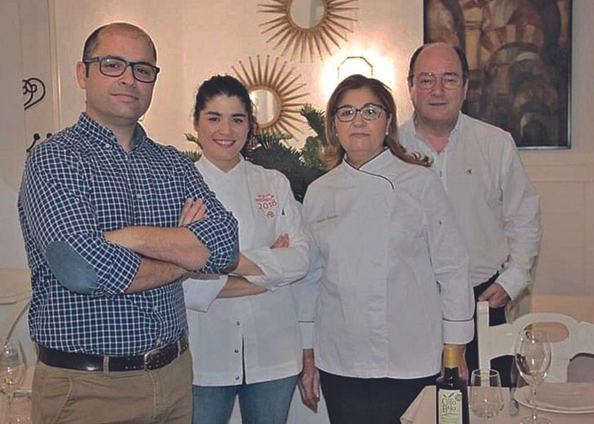 La familia Sánchez Pozuelo en la taberna de Almodóvar.