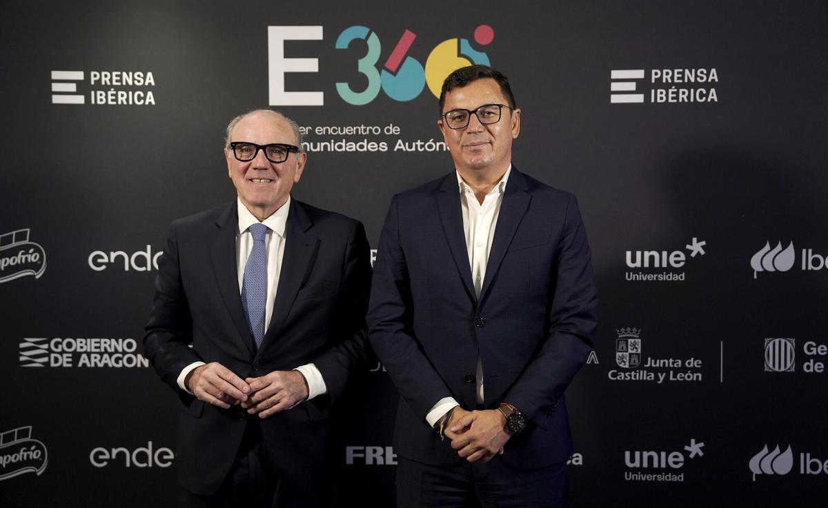 Pablo Rodríguez, consejero de Obras Públicas, Vivienda y movilidad en Canarias, y Fernando Canellada, director de La Provincia