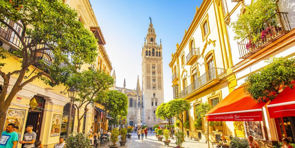 Catedral de Sevilla y torre de la Giralda, España