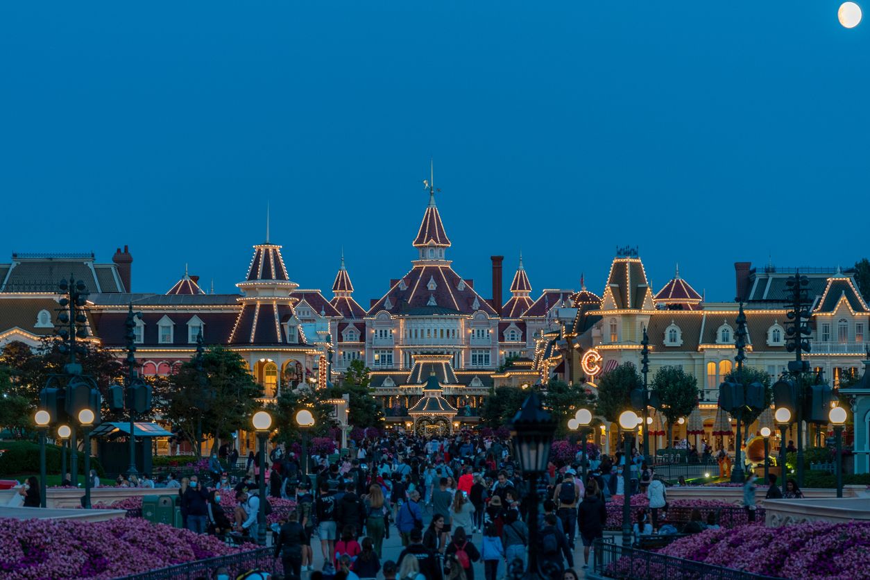 Disneyland París al caer el sol