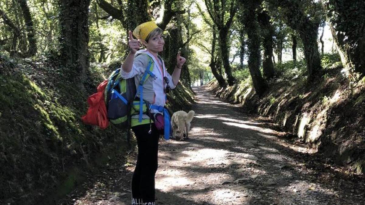 Sara Escudero con su mascota Zuri en una etapa de su actual peregrinar hacia Compostela.