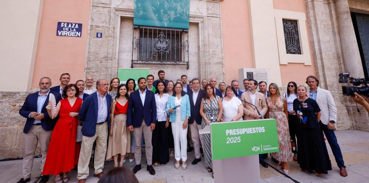 Garriga, con los principales dirigentes de Vox en la Comunitat Valenciana, este jueves.