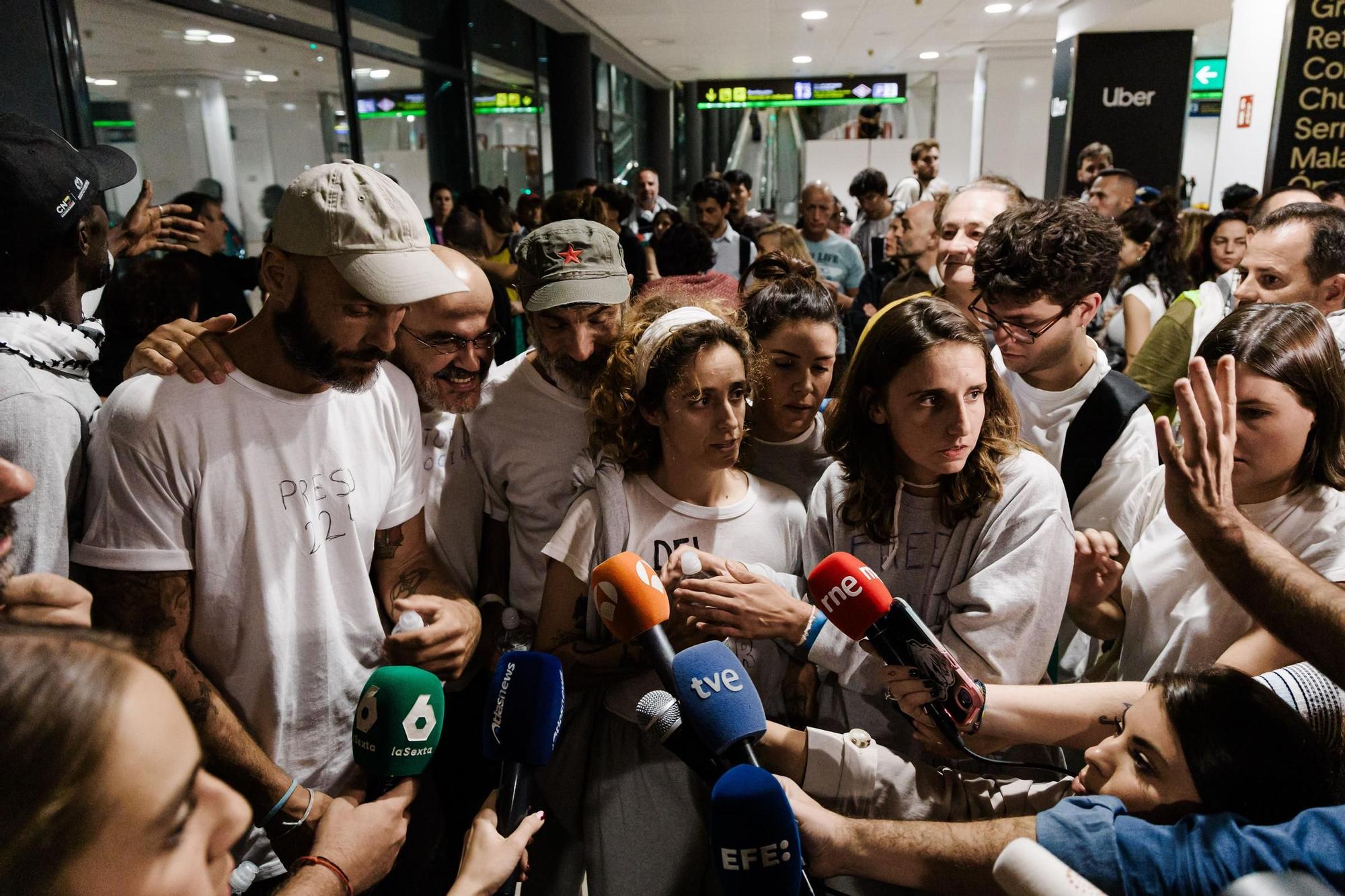 La llegada de Lucía Muñoz y Alejandra Martínez a Barajas en imágenes