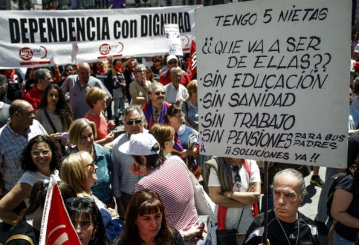 Un momento de la manifestación convocada por los sindicatos en Madrid, a su paso por el Ayuntamiento.