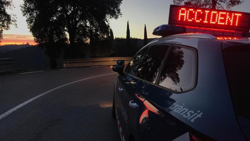 Un turisme i un tractor xoquen a la C-14 deixant una persona ferida