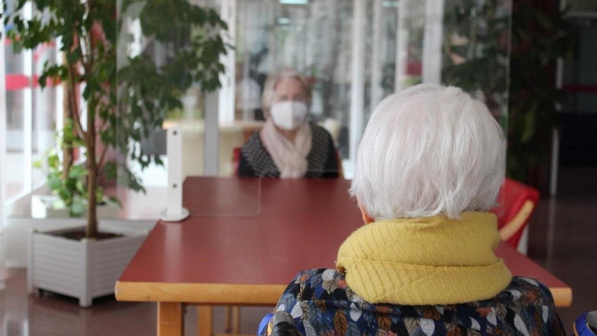 Dos usuarias de una residencia de mayores con mascarillas, en una imagen de archivo, durante la pandemia de covid.