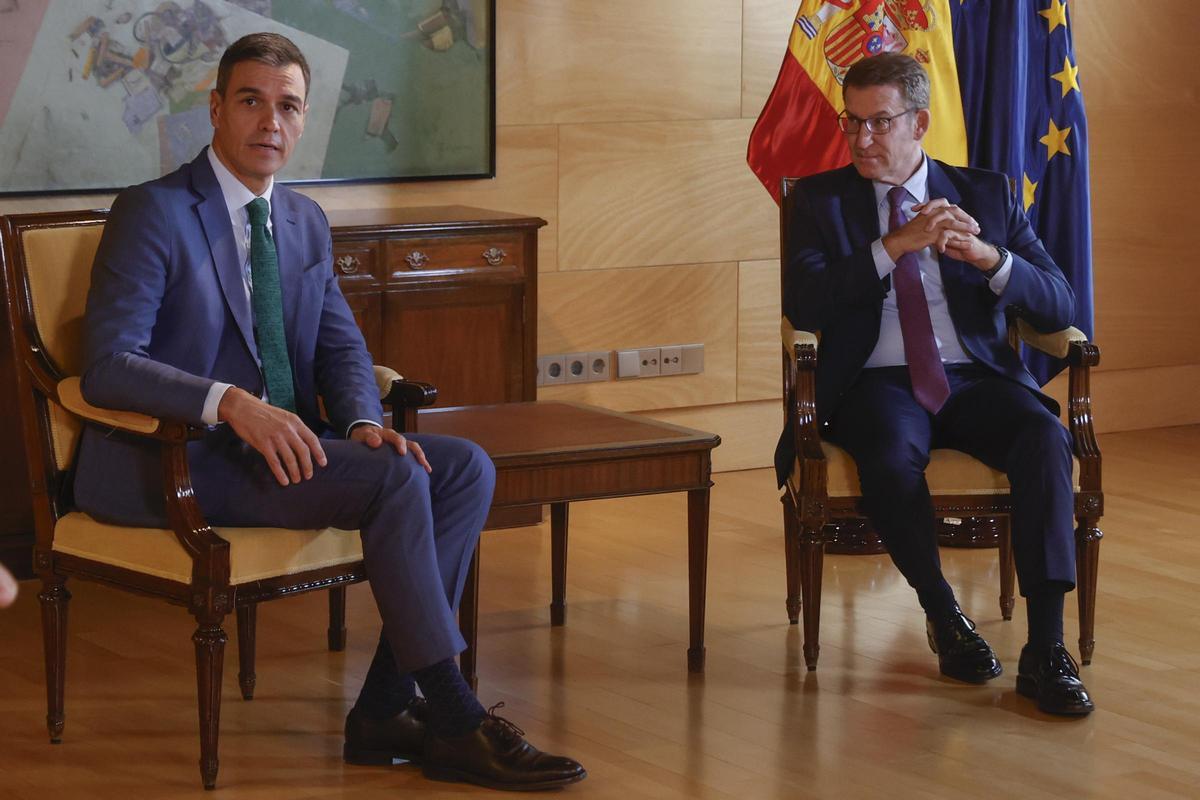 El presidente en funciones, Pedro Sánchez, y el líder del PP, Alberto Núñez Feijóo durante una reunión en el marco de la ronda de contactos para la investidura.