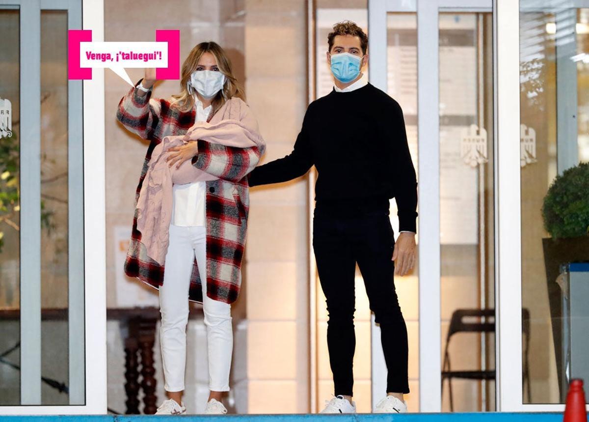 David Bisbal y Rosanna Zanetti salen del hospital con la pequeña Bianca.
