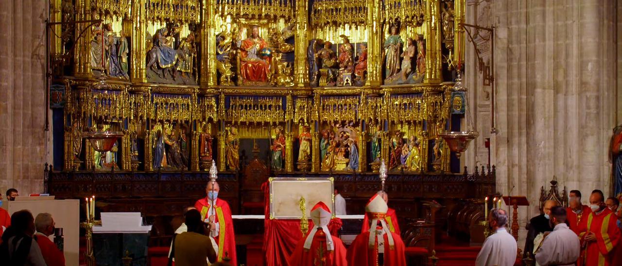 Así es el complejo traslado del Santo Sudario desde la Cámara Santa al altar de la Catedral de Oviedo