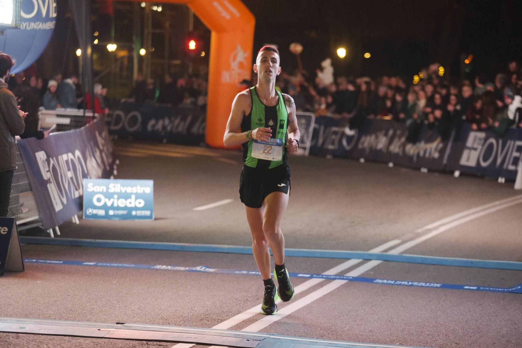 EN IMÁGENES: Alejandro Onís y Mariam Benkert saltan del segundo al primer puesto en la San Silvestre de Oviedo