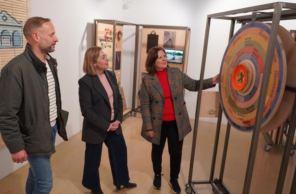 Natàlia Enguix, con los regidores Álex Borrell y Sayo Gandia, en la exposición.