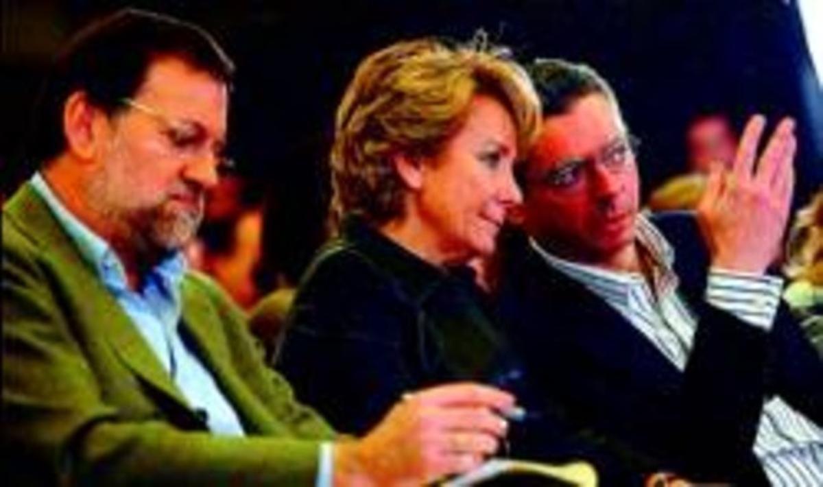 Mariano Rajoy ultima el seu discurs mentre Esperanza Aguirre i Alberto Ruiz Gallardón intercanvien parers
