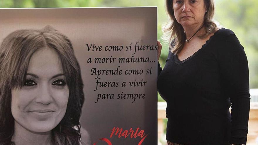 Marisol Burón posa con un retrato de su hija Marta, el día que se cumplía un año del asesinato.