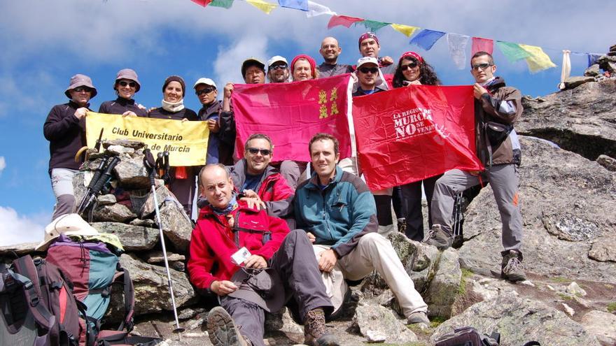 Un grupo de integrantes del club en el Nepal.