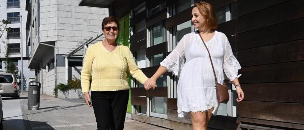 Esther Taboada camina junto a su madre, Purificación André, tras recogerla en AFAPO.  // RAFA VÁZQUEZ