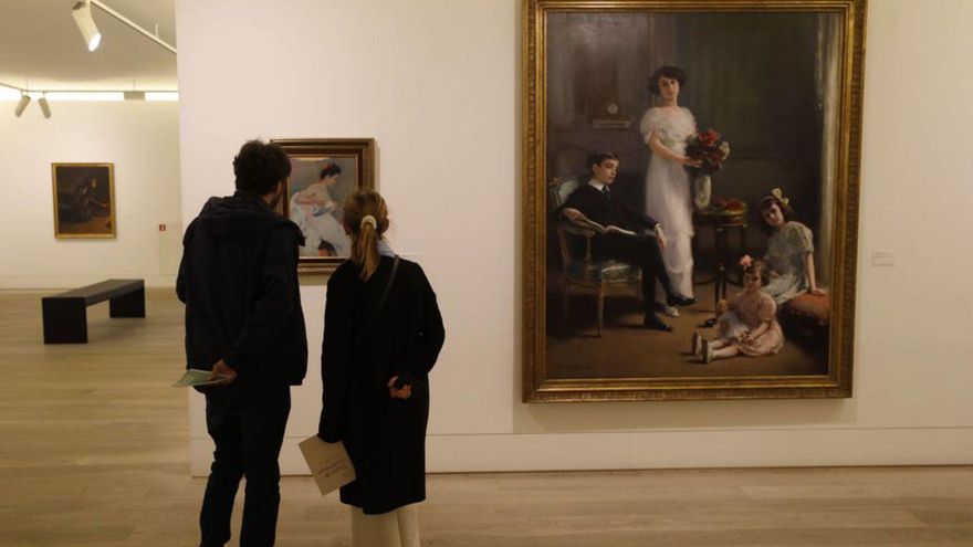 Dos visitantes contempla las obras del Bellas Artes de Asturias. | LUISMA MURIAS
