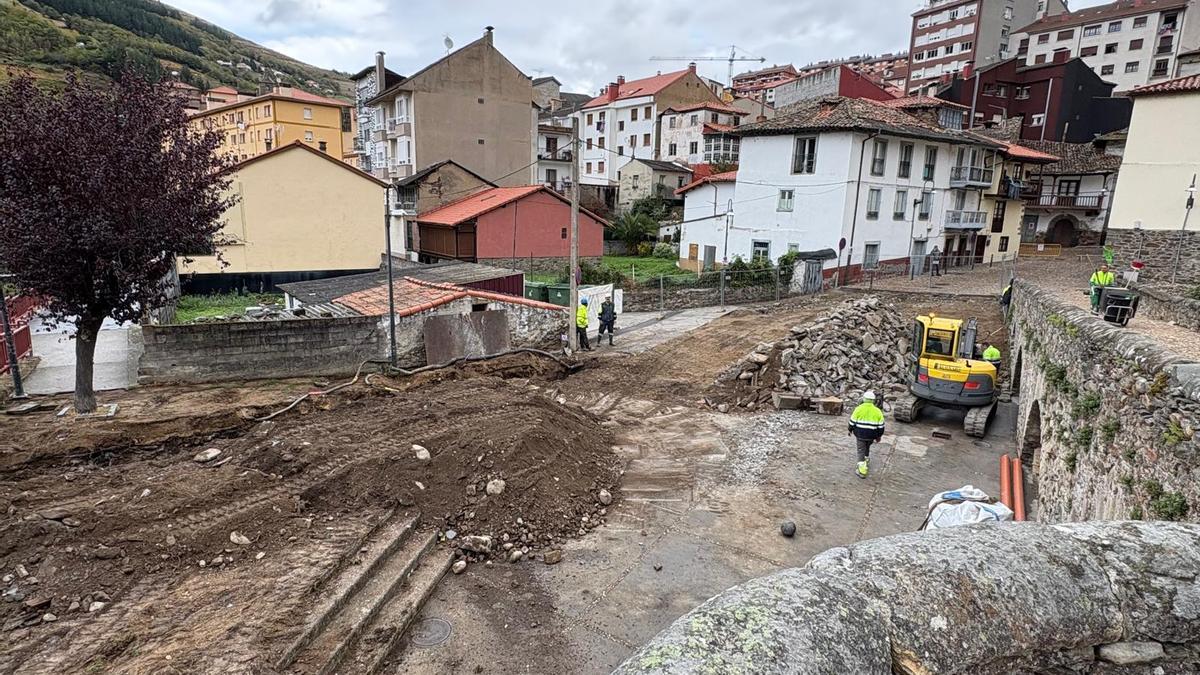 Inicio de las obras en el Puente Romano de Cangas del Narcea.