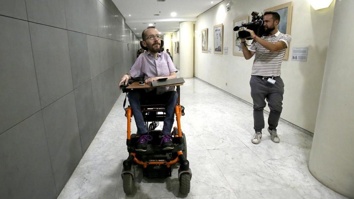 Pablo Echenique en los pasillos del Congreso