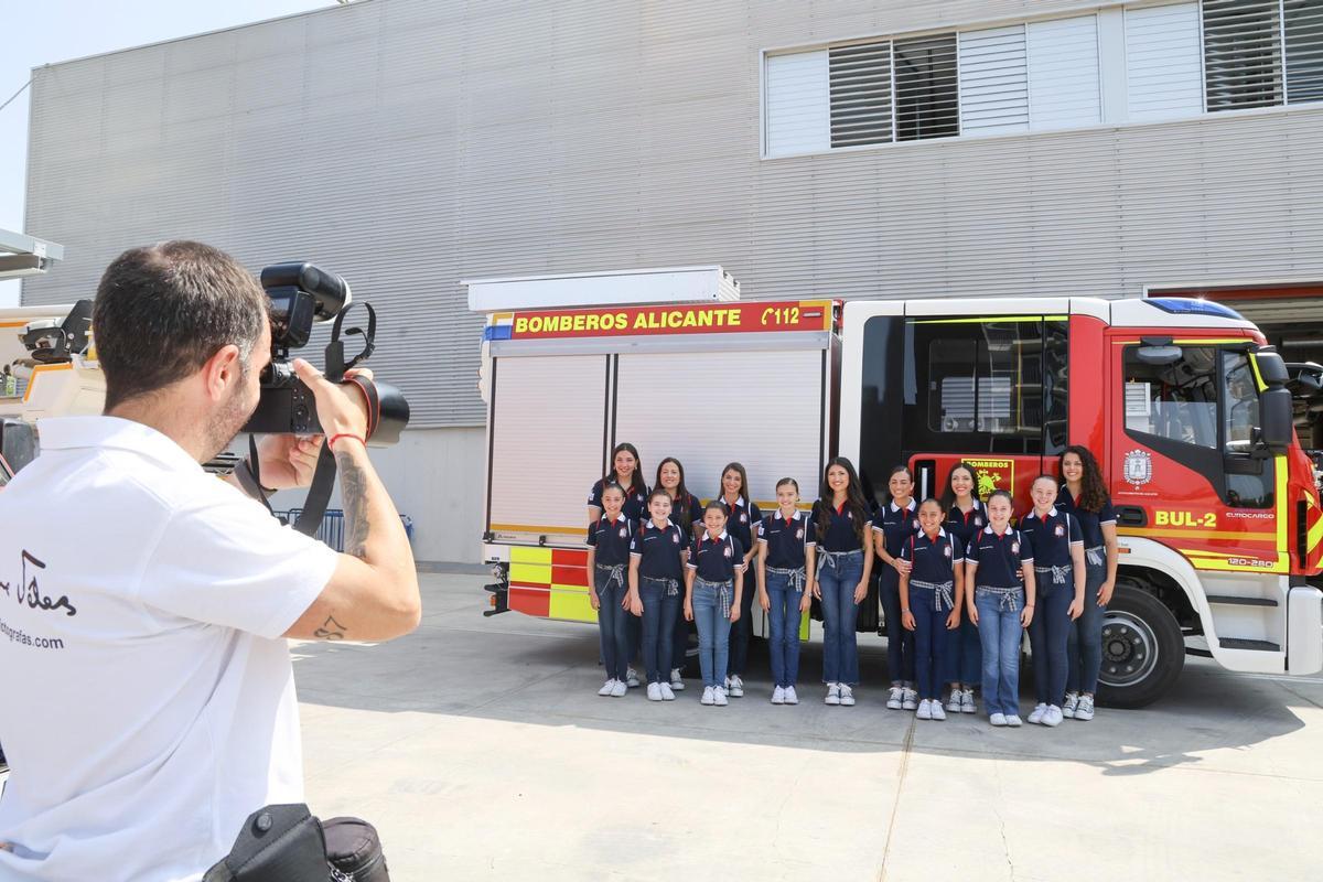 Visita al parque de Bomberos de la Belleas del Foc 2025 y sus damas de honor