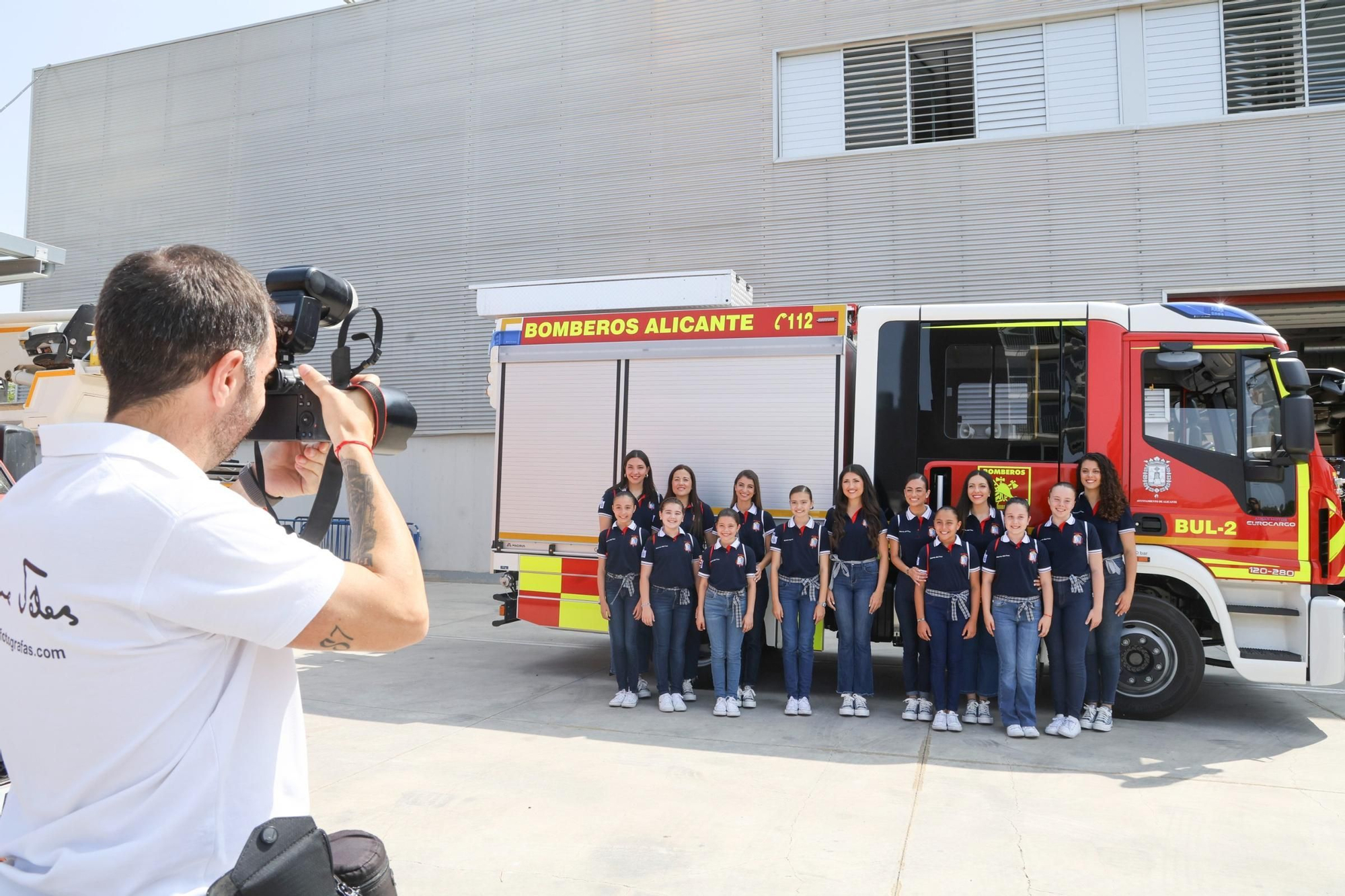 Visita al parque de Bomberos de la Belleas del Foc 2025 y sus damas de honor