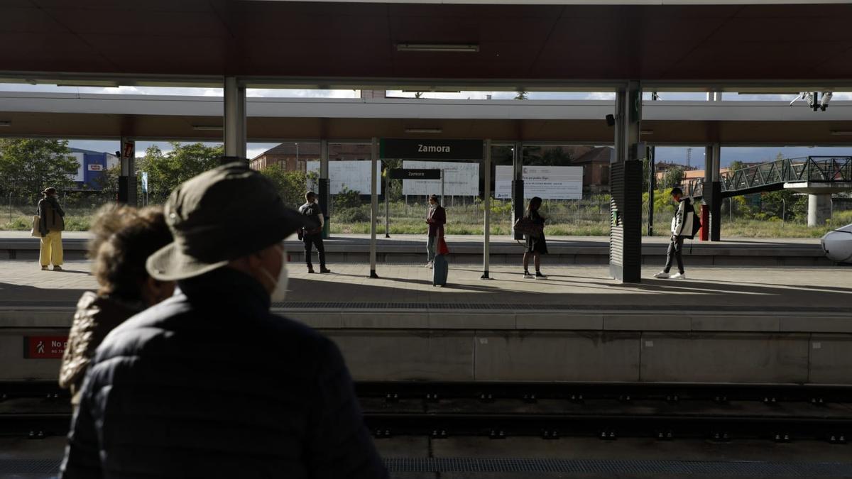Viajeros de tren en Zamora