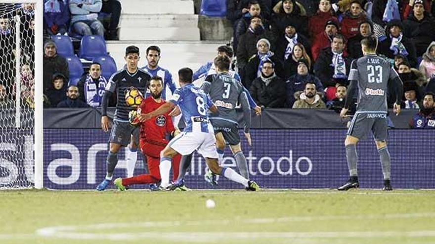 Sergio intenta controlar el balón. // LOF