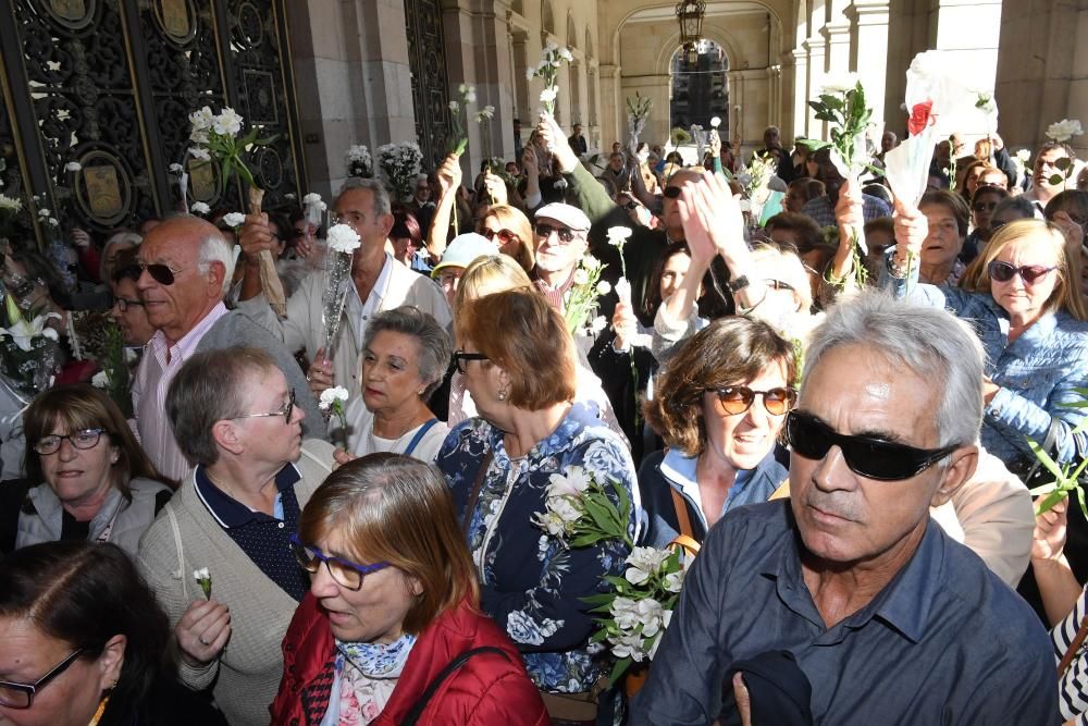 Alrededor de trescientas personas rechazan las explicaciones municipales, que atribuyen los hechos a un error de la empresa de la recogida de la basura.