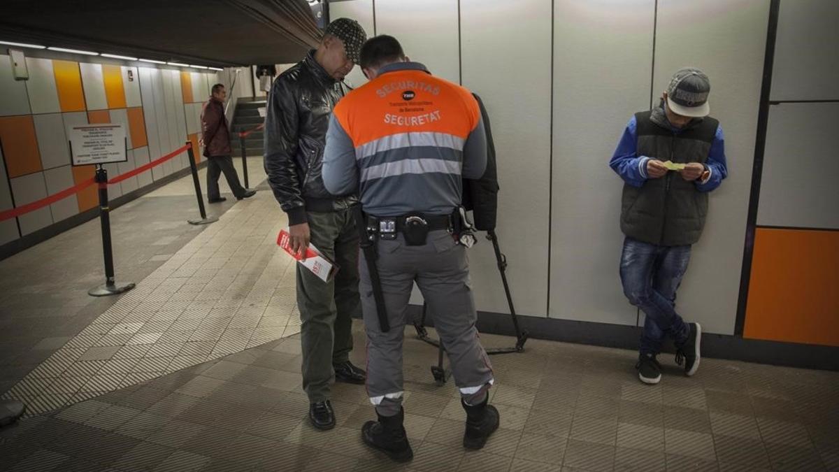 Control sorpresa de billetes en el Metro de Barcelona.