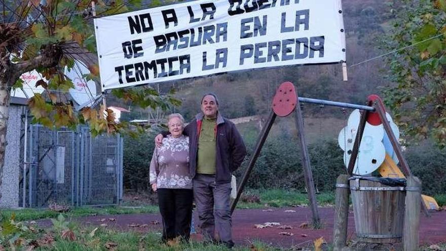 Protestas contra la quema de basura en La Pereda