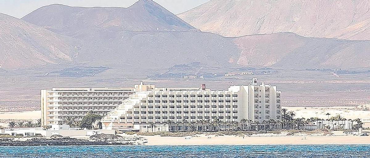 Imagen del Hotel Tres Islas, de la cadena Riu, en la costa de Corralejo.