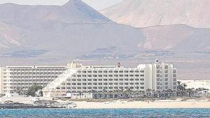 Imagen del Hotel Tres Islas, de la cadena Riu, en la costa de Corralejo.