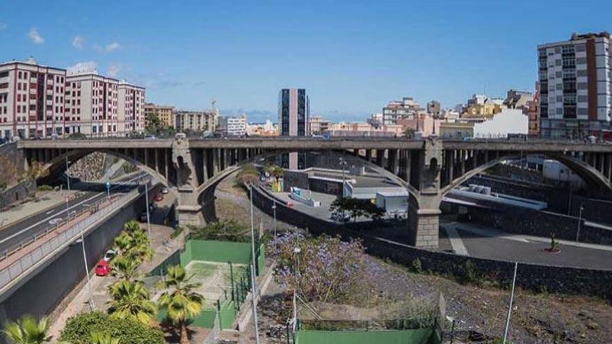 Evitan que un joven se precipite por un puente del centro de Santa Cruz de Tenerife