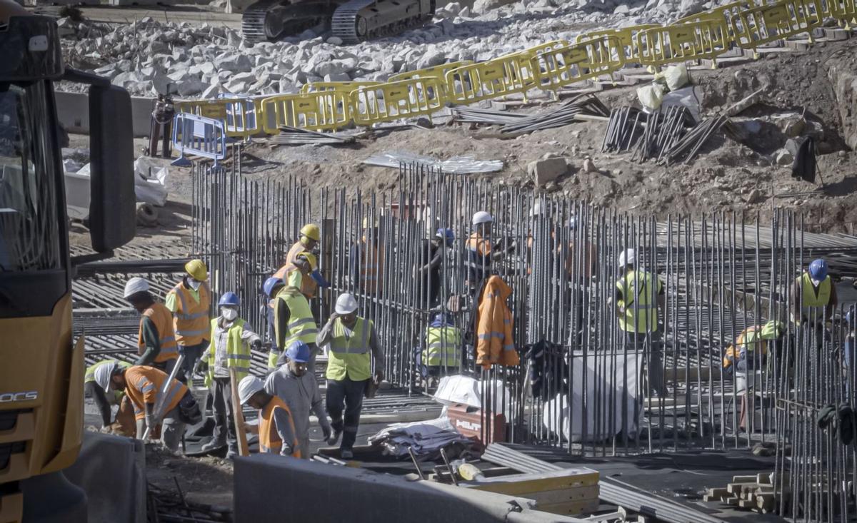 Subcontractes del Camp Nou ajusten  nòmines per eludir la inspecció
