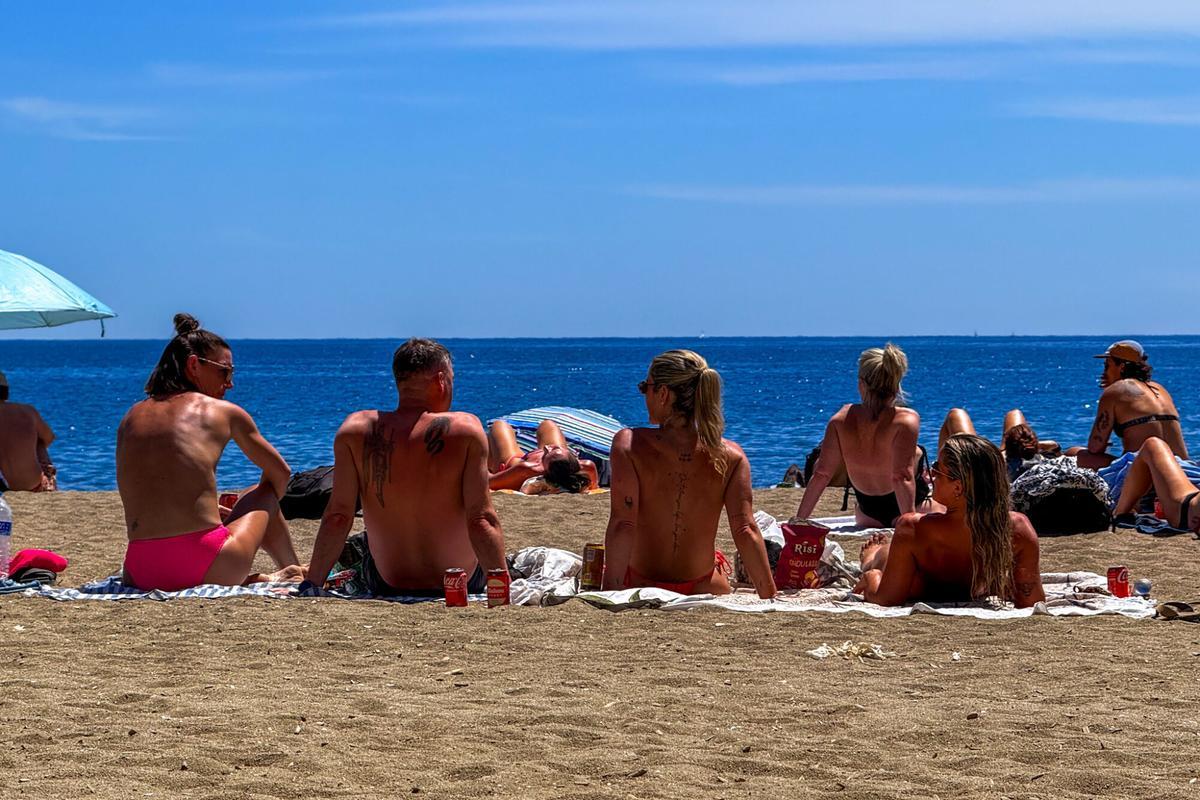 La playa de la Malagueta se llena de gente por el aumento de temperaturas este mes de abril La playa de la Malagueta se llena de gente por el aumento de temperaturas este mes de abril