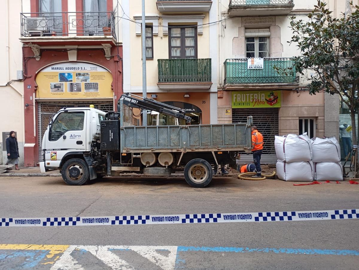 EN IMATGES | Una fuita al carrer Nou de Figueres talla el subministrament d’aigua a diversos veïns i afecta quatre comerços