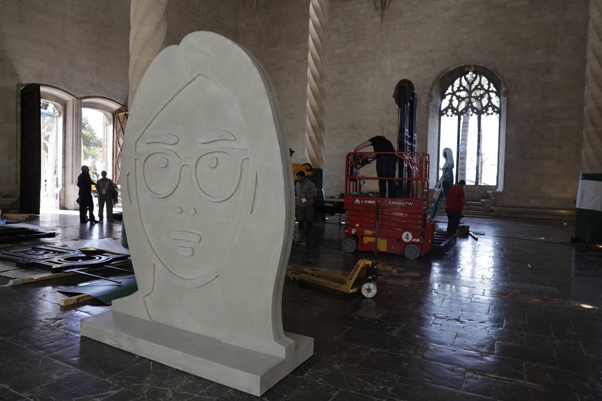 Montaje de la exposición de Julian Opie en la Llotja de Palma