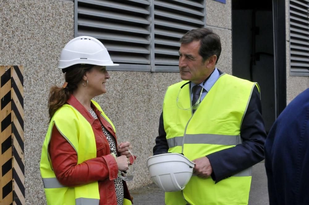 Víctor Audera y Sandra Velarde visitan la factoría de Asla en Villallana