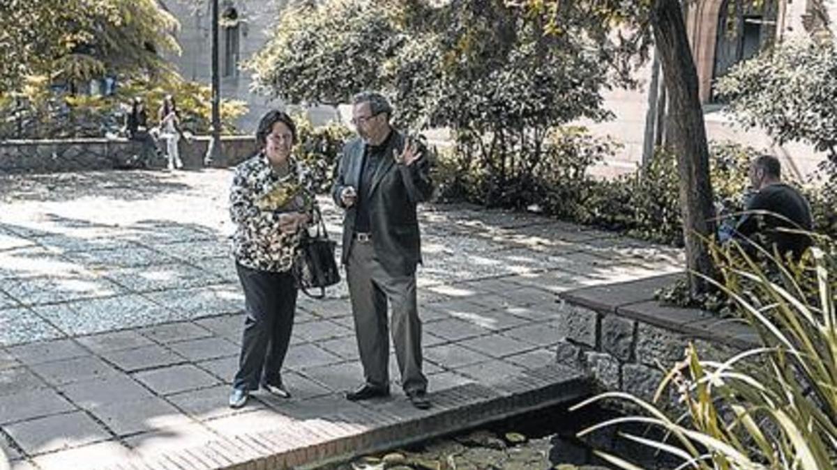 La profesora Camps y el catedrático Vallès, en el jardín de la UB.