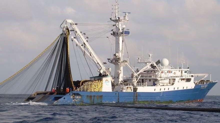 Un buque atunero español faena en aguas del océano Índico. / la opinión