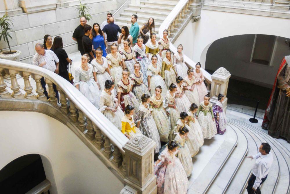 Las cortes de honor ensayan la proclamación de las falleras mayores