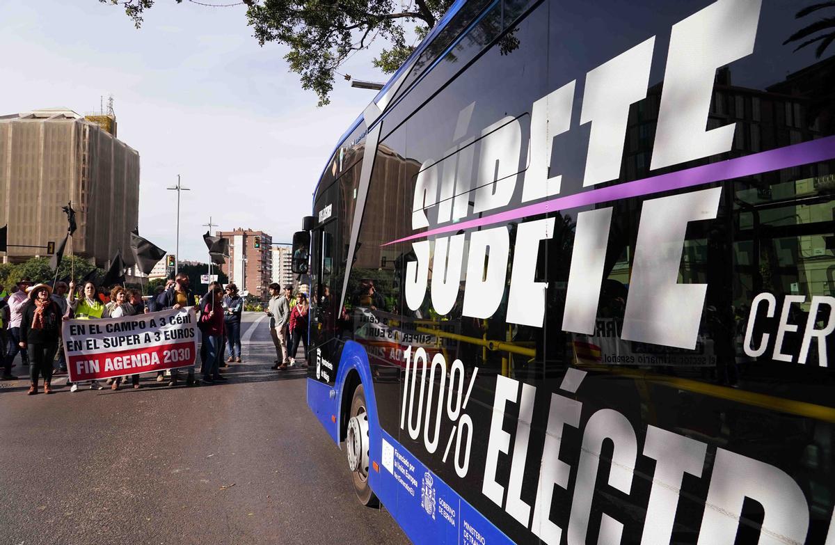 Los agricultores malagueños cortan las carreteras en protesta por la crisis del sector