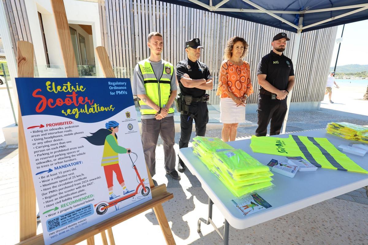 Galería: campaña de concienciación y control sobre la circulación de patinetes eléctricos en Sant Antoni