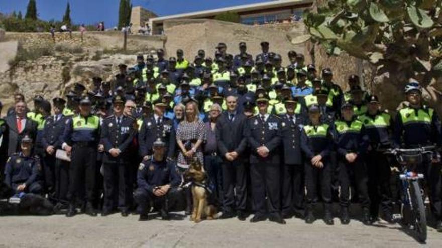 Foto de familia de los agentes que acudieron al acto con la alcaldesa, el intendente jefe y el edil de Seguridad.