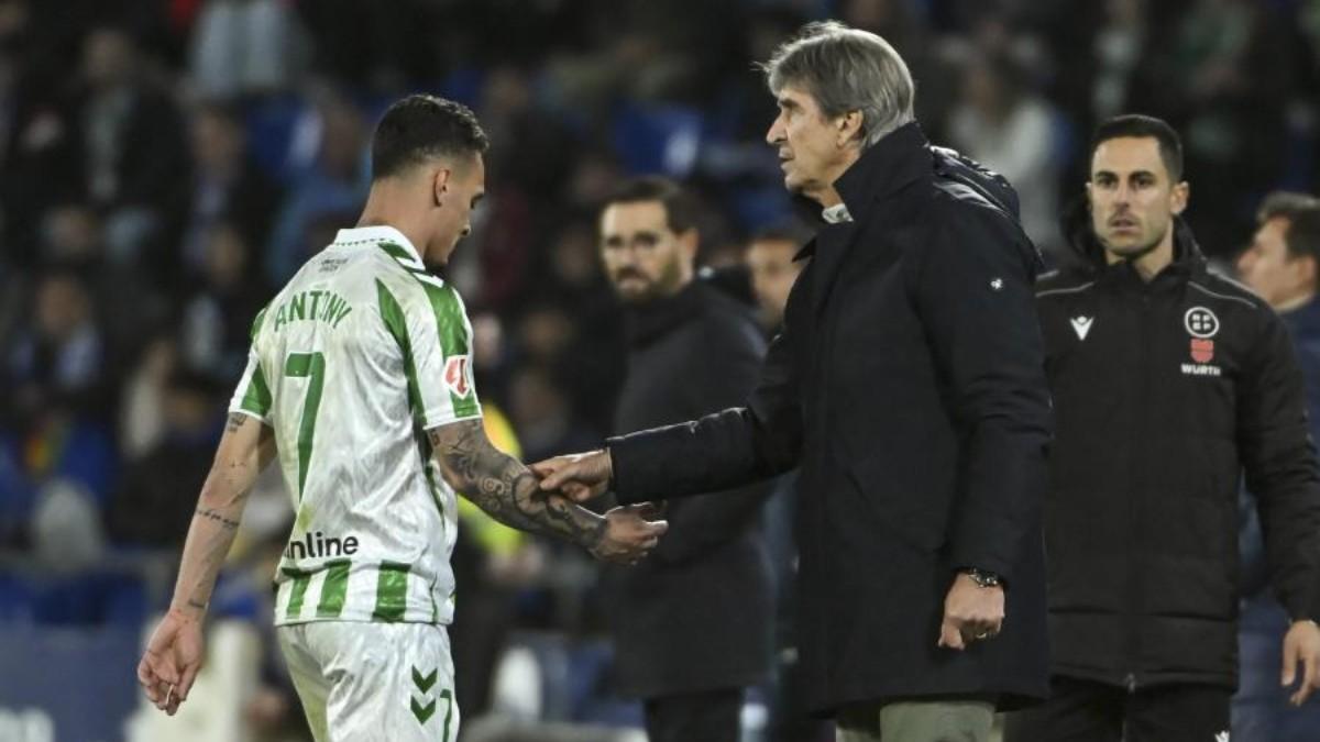 Antony, abandonando el terreno de juego tras ser expulsado durante el encuentro contra el Getafe.