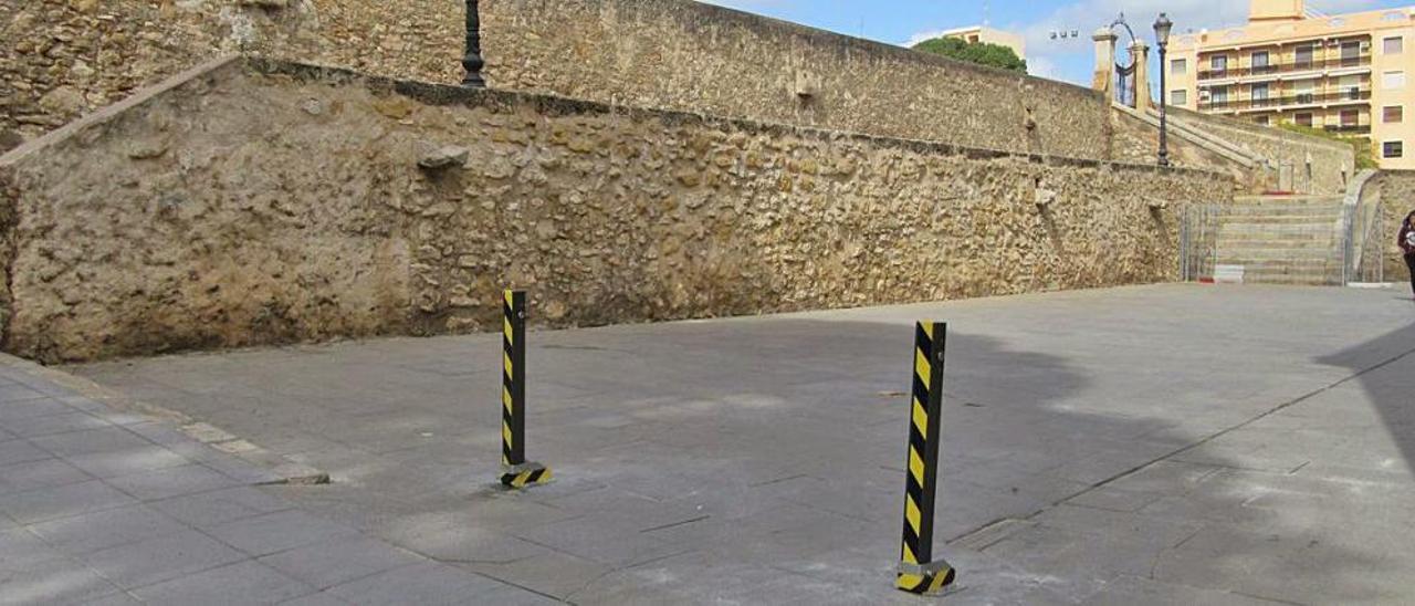 Tramo del murete de los Silos en la plaza Jaume I, ya sin plazas de estacionamiento, junto al acceso desde la plaza del Ayuntamiento.