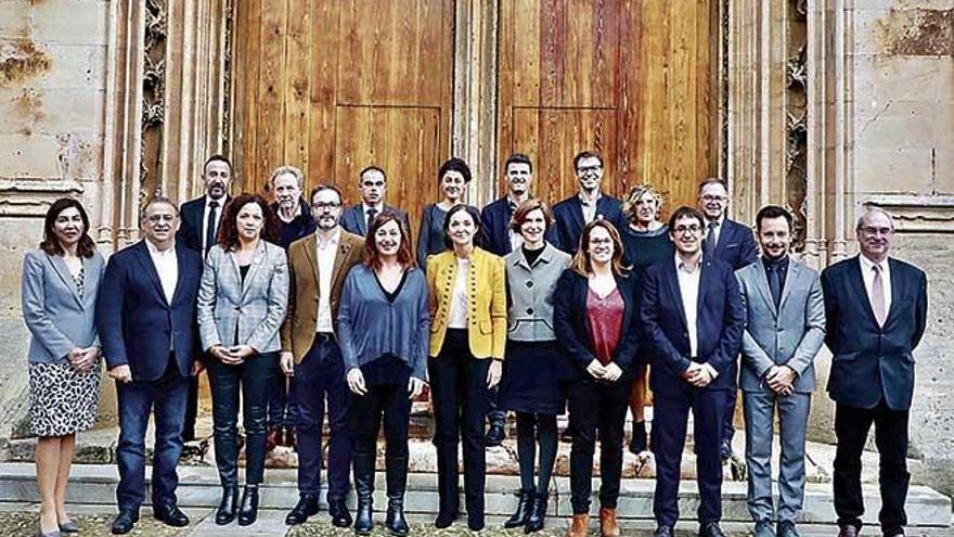 Foto de familia ayer de Maroto, Armengol, Oliver, Negueruela, Cladera, Mora, Morey y los alcaldes de los municipios que recibirán los 8 millones.