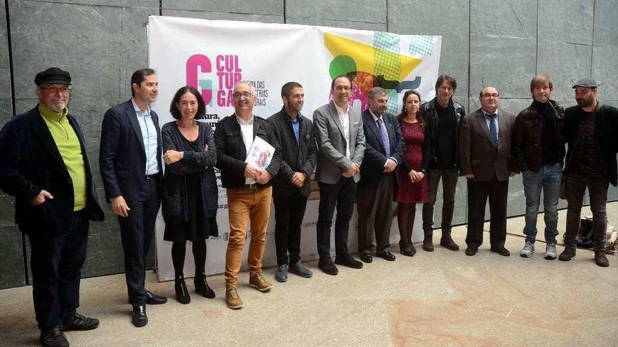Autoridades, organizadores e artistas, onte na presentación de Culturgal 2016. // Rafa Vázquez